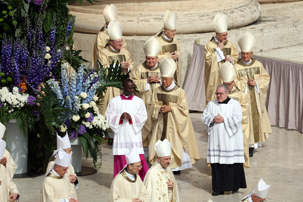 Ultimele imagini cu Papa Francisc. În prima zi de Paște a binecuvântat mulțimea și a coborât cu papamobilul printre oameni - Imaginea 26