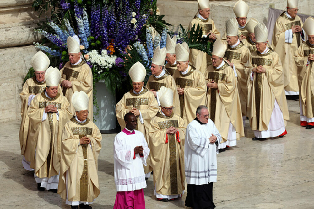 Ultimele imagini cu Papa Francisc. În prima zi de Paște a binecuvântat mulțimea și a coborât cu papamobilul printre oameni - Imaginea 27