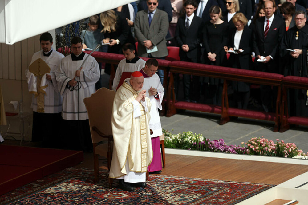 Ultimele imagini cu Papa Francisc. În prima zi de Paște a binecuvântat mulțimea și a coborât cu papamobilul printre oameni - Imaginea 28