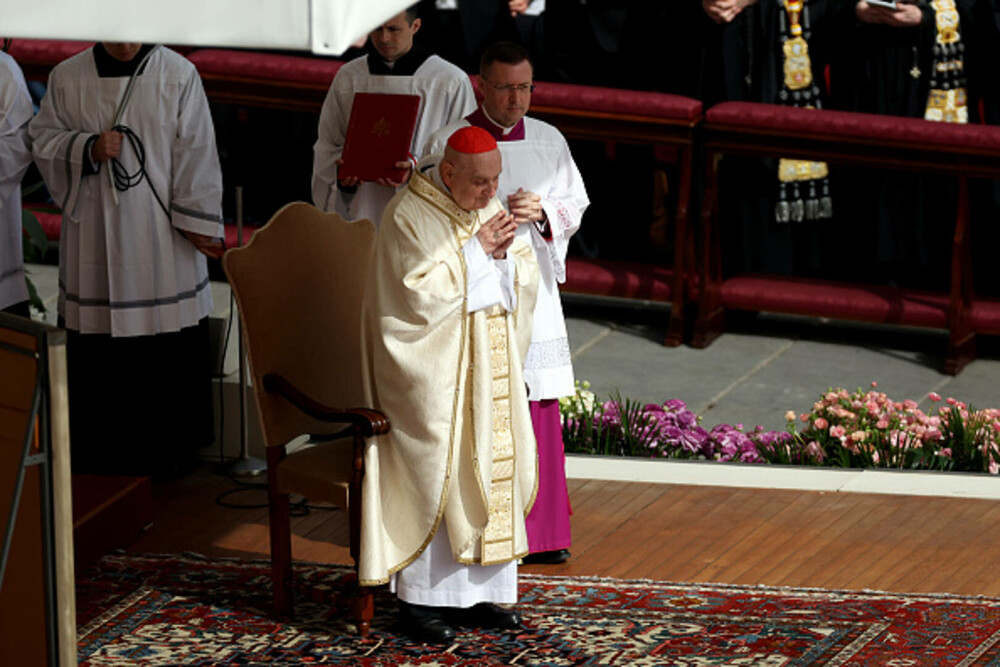 Ultimele imagini cu Papa Francisc. În prima zi de Paște a binecuvântat mulțimea și a coborât cu papamobilul printre oameni - Imaginea 29