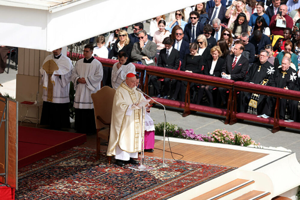 Ultimele imagini cu Papa Francisc. În prima zi de Paște a binecuvântat mulțimea și a coborât cu papamobilul printre oameni - Imaginea 30