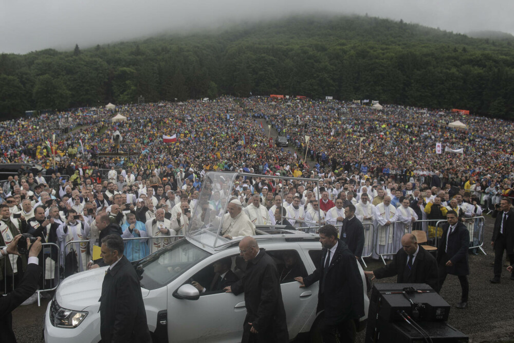 Vizita Papei Francisc în România. Suveranul Pontif a călătorit la Blaj, Șumuleu Ciuc și Iași. GALERIE FOTO & VIDEO - Imaginea 19