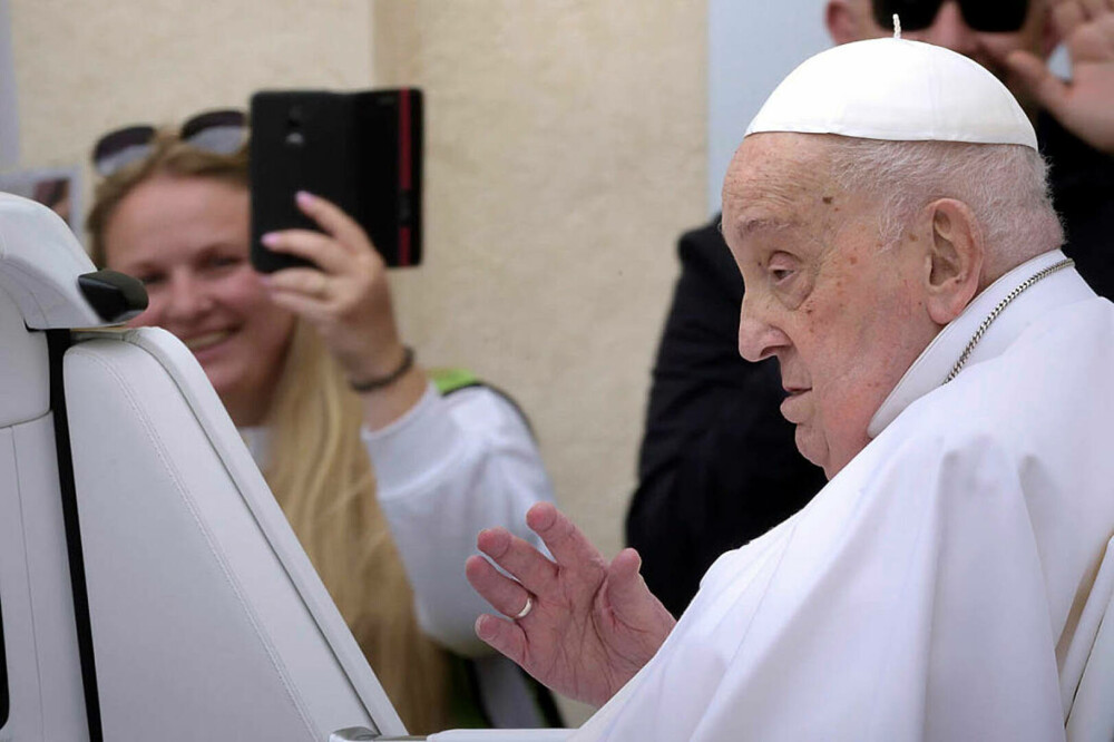 Ce probleme de sănătate avea Papa Francisc. Suveranul Pontif, vizibil slăbit în ultimele sale apariții | FOTO - Imaginea 11