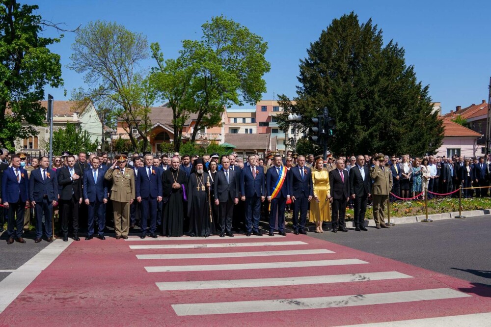 Ilie Bolojan, omagiu pentru Papa Francisc la Oradea, în cadrul ceremoniei care a marcat 106 ani de administrație românească - Imaginea 10
