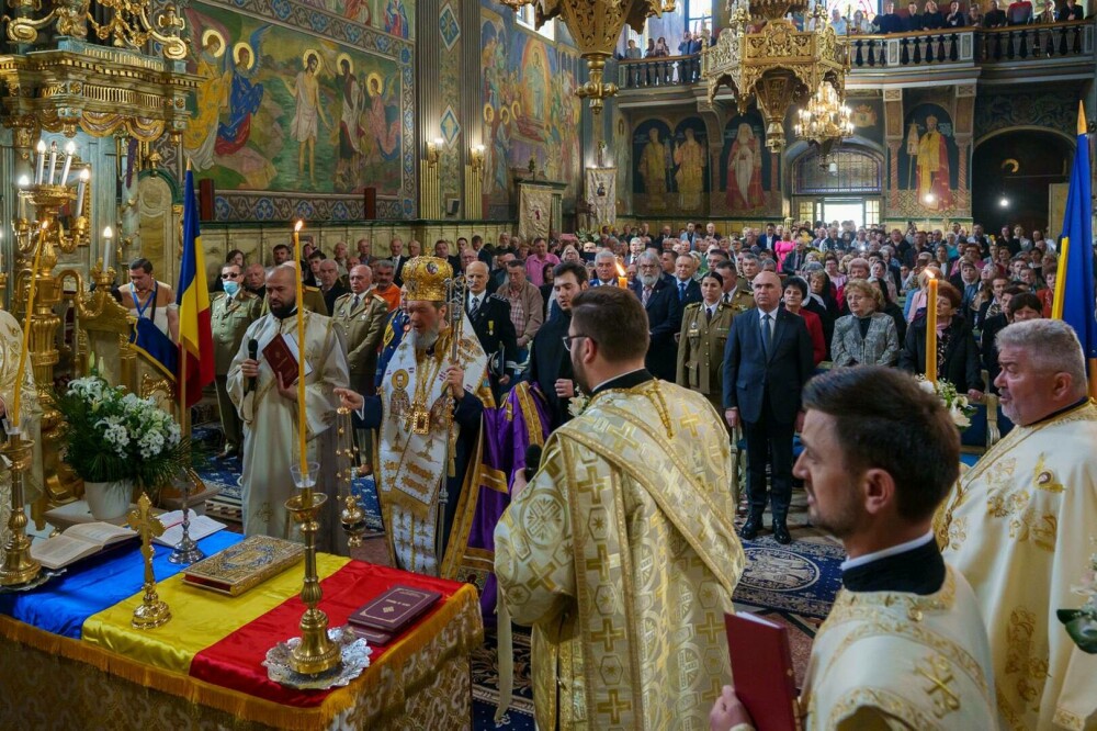 Ilie Bolojan, omagiu pentru Papa Francisc la Oradea, în cadrul ceremoniei care a marcat 106 ani de administrație românească - Imaginea 11