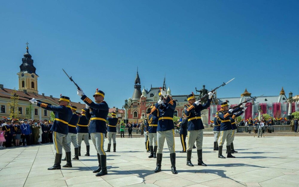 Ilie Bolojan, omagiu pentru Papa Francisc la Oradea, în cadrul ceremoniei care a marcat 106 ani de administrație românească - Imaginea 5