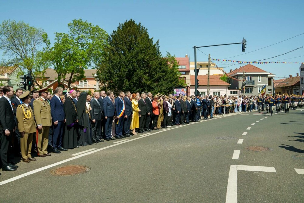 Ilie Bolojan, omagiu pentru Papa Francisc la Oradea, în cadrul ceremoniei care a marcat 106 ani de administrație românească - Imaginea 6