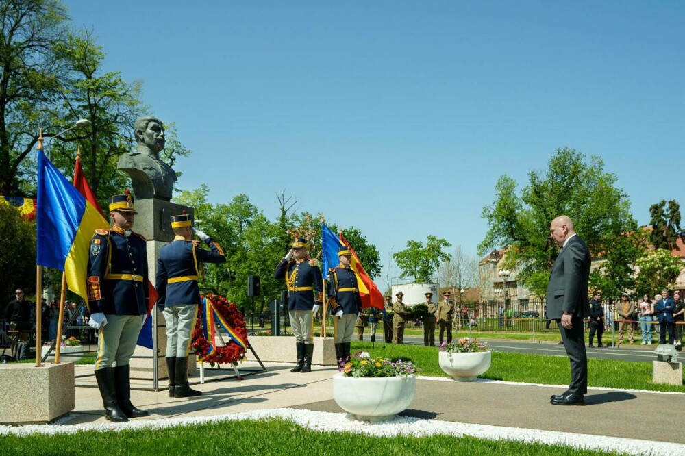 Ilie Bolojan, omagiu pentru Papa Francisc la Oradea, în cadrul ceremoniei care a marcat 106 ani de administrație românească - Imaginea 3