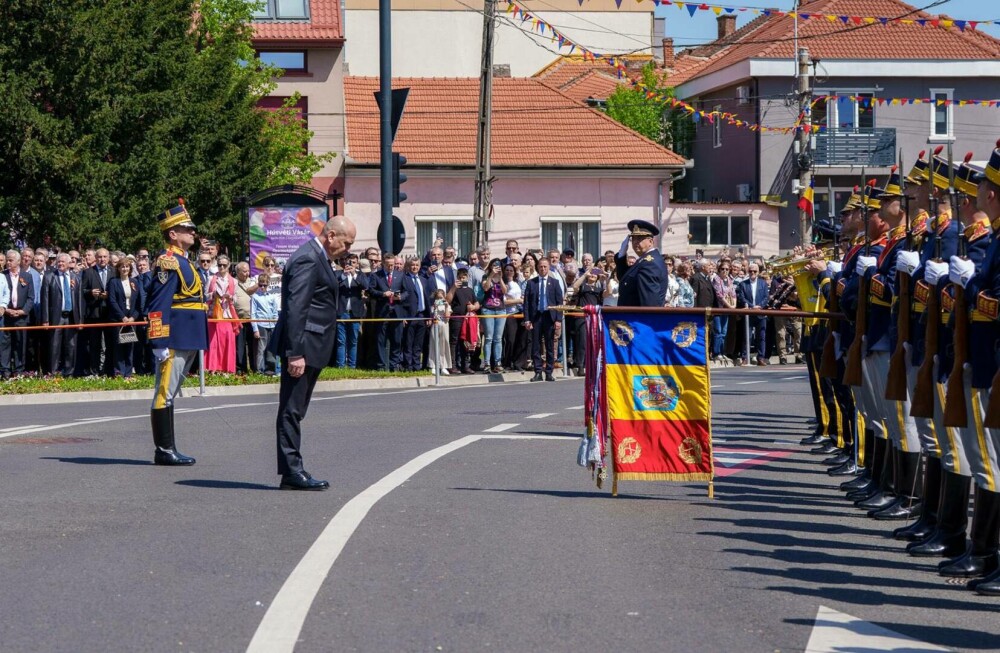 Ilie Bolojan, omagiu pentru Papa Francisc la Oradea, în cadrul ceremoniei care a marcat 106 ani de administrație românească - Imaginea 2