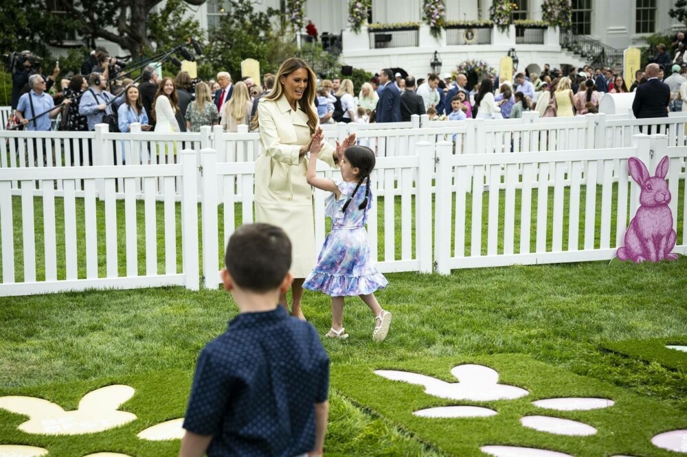Melania Trump, apariție rară în public. Ce ţinută a purtat prima-doamnă în cadrul unui eveniment dedicat copiilor. FOTO - Imaginea 11