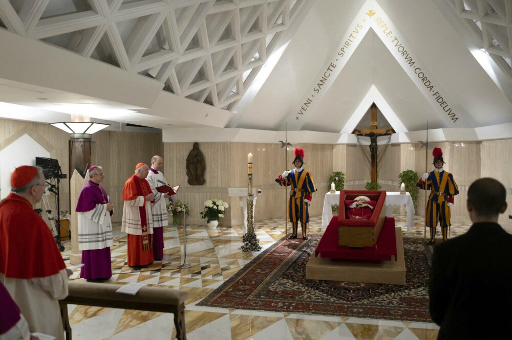 Vaticanul a publicat primele fotografii cu Papa Francisc în sicriu. FOTO - Imaginea 2