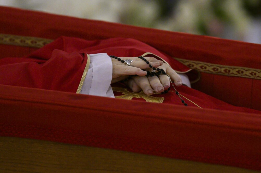 Vaticanul a publicat primele fotografii cu Papa Francisc în sicriu. FOTO - Imaginea 3