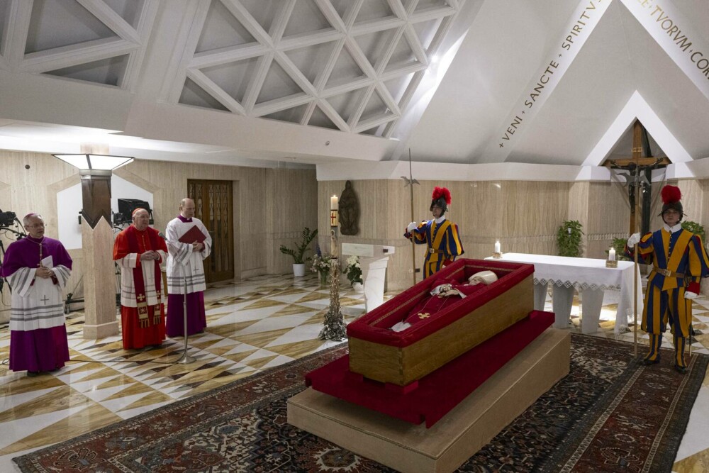 Vaticanul a publicat primele fotografii cu Papa Francisc în sicriu. FOTO - Imaginea 4