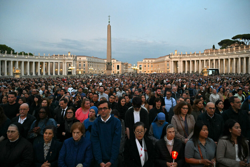 Vaticanul a publicat primele fotografii cu Papa Francisc în sicriu. FOTO - Imaginea 5