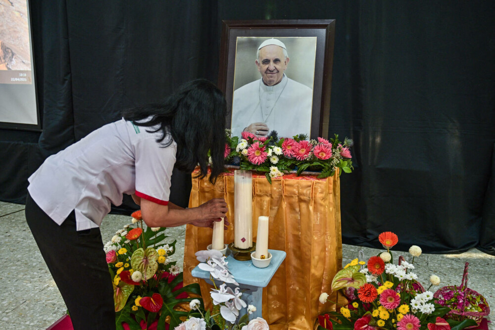 Vaticanul a publicat primele fotografii cu Papa Francisc în sicriu. FOTO - Imaginea 6