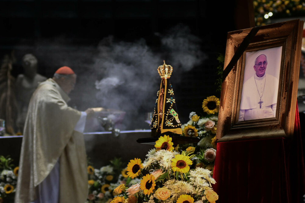 Cum trebuie să se îmbrace participanții la înmormântarea Papei Francisc. Codul vestimentar este foarte riguros - Imaginea 2