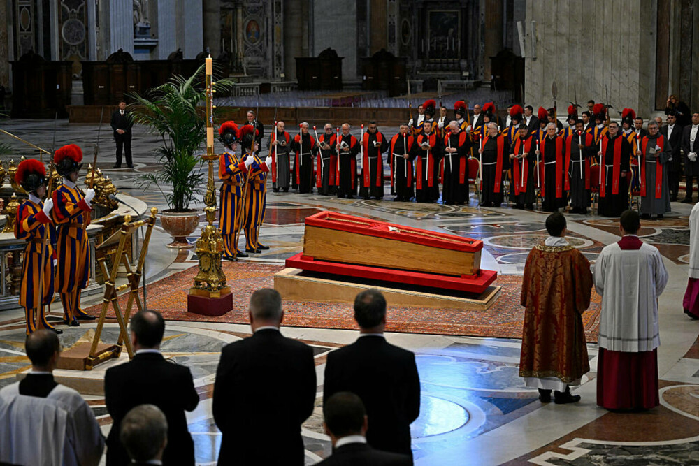Cum trebuie să se îmbrace participanții la înmormântarea Papei Francisc. Codul vestimentar este foarte riguros - Imaginea 1
