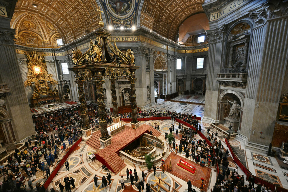 Cozi uriașe la Vatican. Imagini emoționante cu miile de credincioși care i-au adus un omagiu lui Papa Francisc. GALERIE FOTO - Imaginea 1