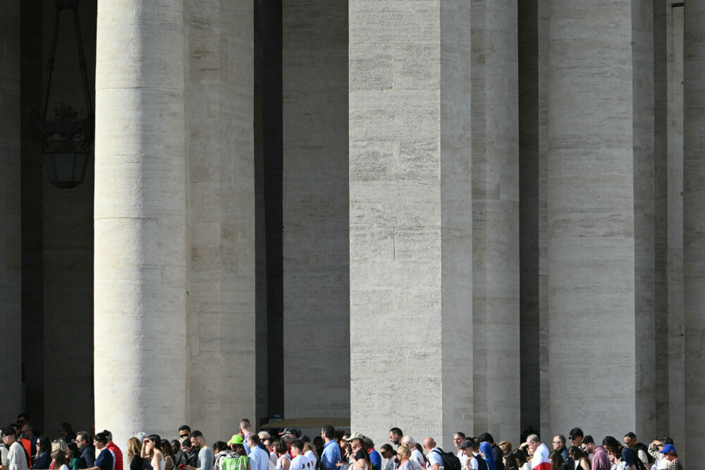 Cozi uriașe la Vatican. Imagini emoționante cu miile de credincioși care i-au adus un omagiu lui Papa Francisc. GALERIE FOTO - Imaginea 2