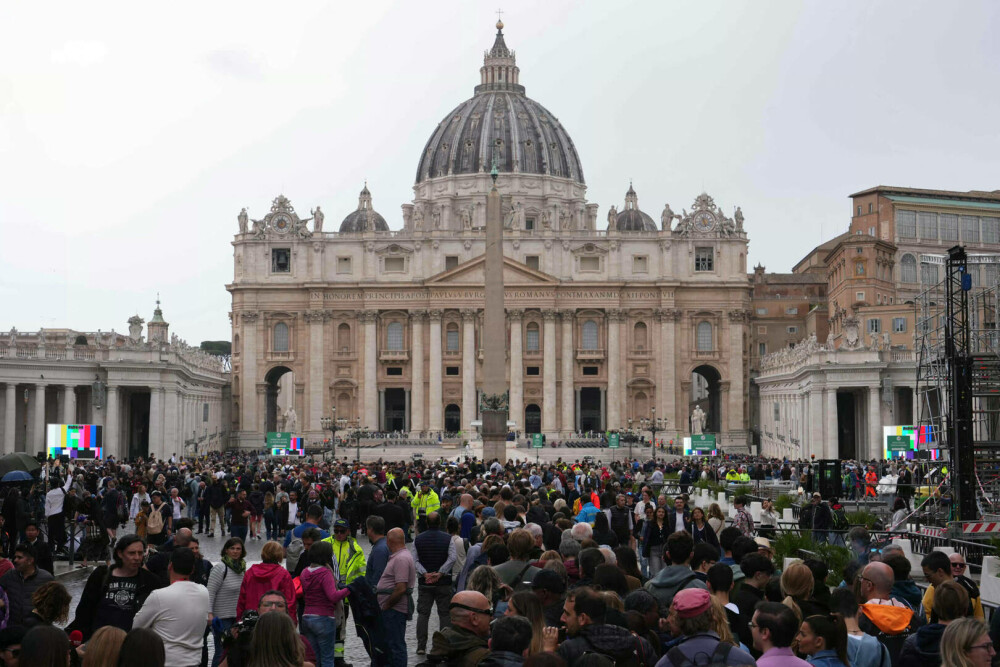 Cozi uriașe la Vatican. Imagini emoționante cu miile de credincioși care i-au adus un omagiu lui Papa Francisc. GALERIE FOTO - Imaginea 3