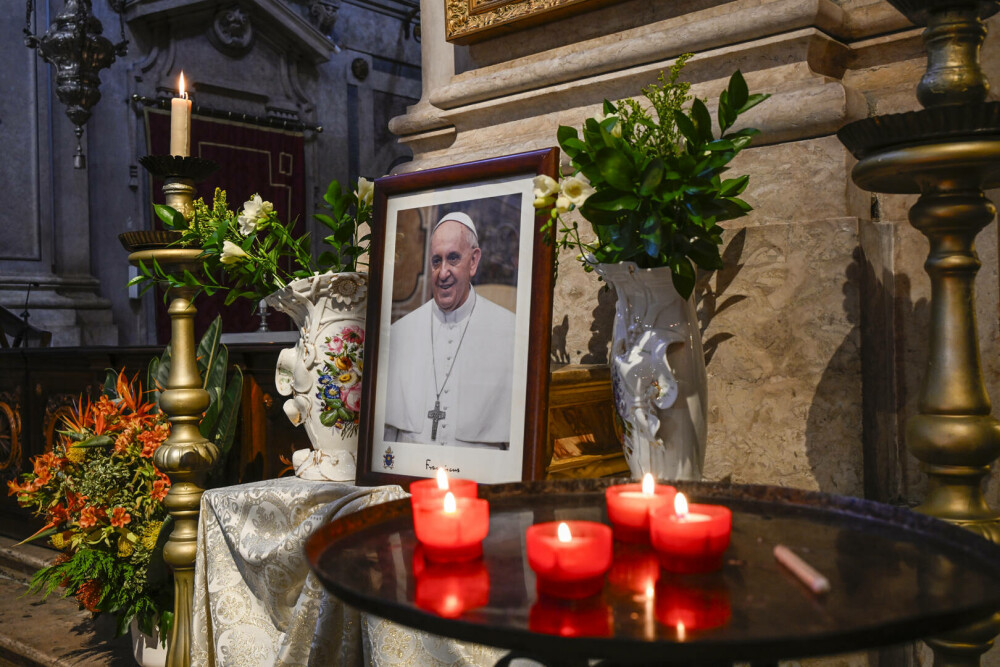 Cozi uriașe la Vatican. Imagini emoționante cu miile de credincioși care i-au adus un omagiu lui Papa Francisc. GALERIE FOTO - Imaginea 4