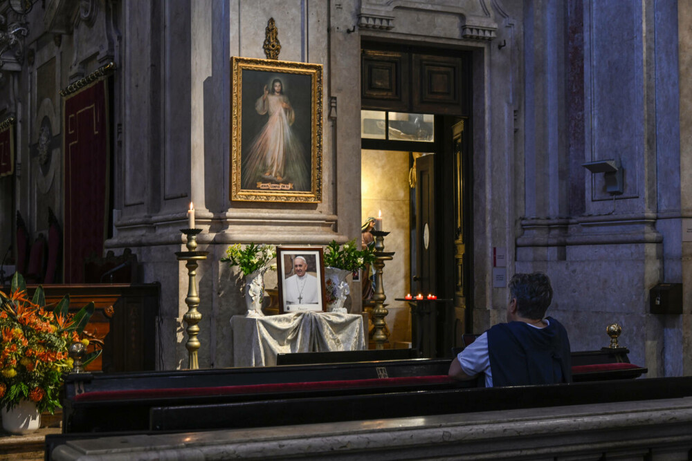 Cozi uriașe la Vatican. Imagini emoționante cu miile de credincioși care i-au adus un omagiu lui Papa Francisc. GALERIE FOTO - Imaginea 5