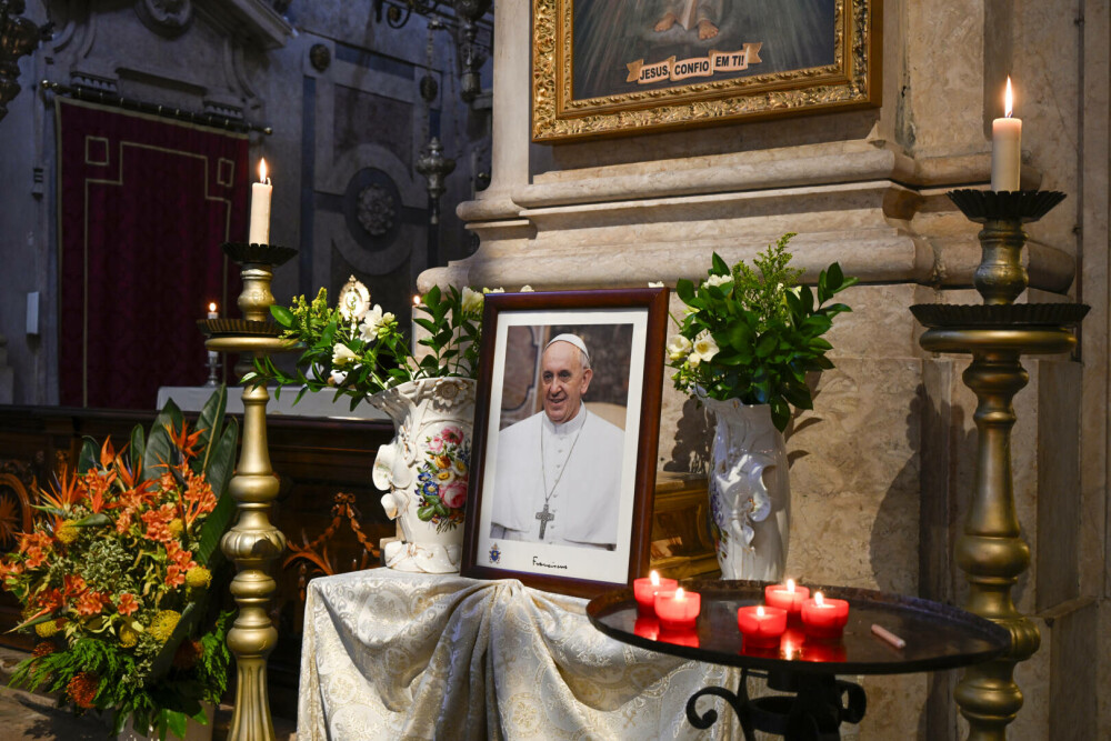 Cozi uriașe la Vatican. Imagini emoționante cu miile de credincioși care i-au adus un omagiu lui Papa Francisc. GALERIE FOTO - Imaginea 6