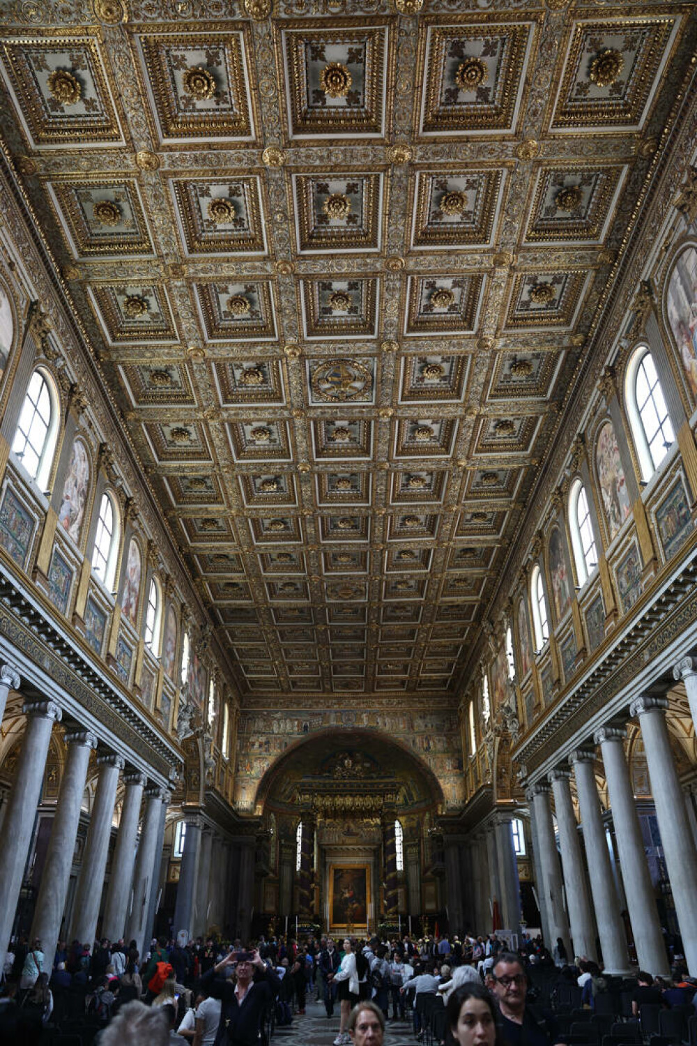 Cozi uriașe la Vatican. Imagini emoționante cu miile de credincioși care i-au adus un omagiu lui Papa Francisc. GALERIE FOTO - Imaginea 7