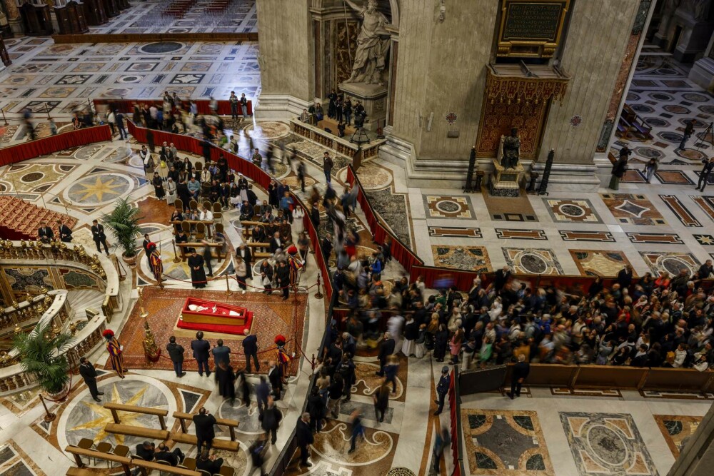 Cozi uriașe la Vatican. Imagini emoționante cu miile de credincioși care i-au adus un omagiu lui Papa Francisc. GALERIE FOTO - Imaginea 8