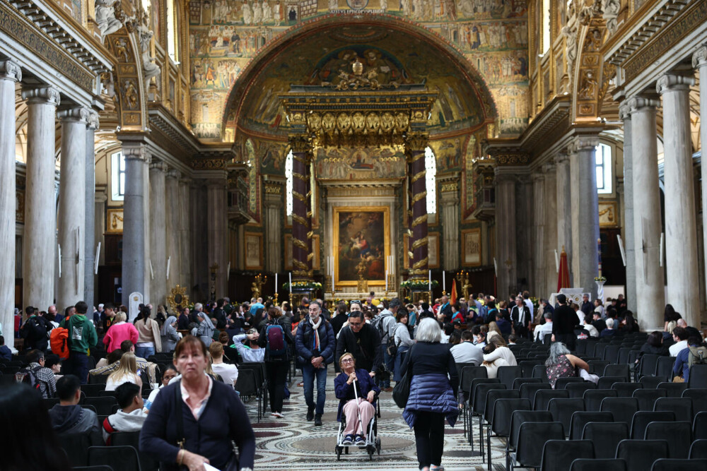 Cozi uriașe la Vatican. Imagini emoționante cu miile de credincioși care i-au adus un omagiu lui Papa Francisc. GALERIE FOTO - Imaginea 9