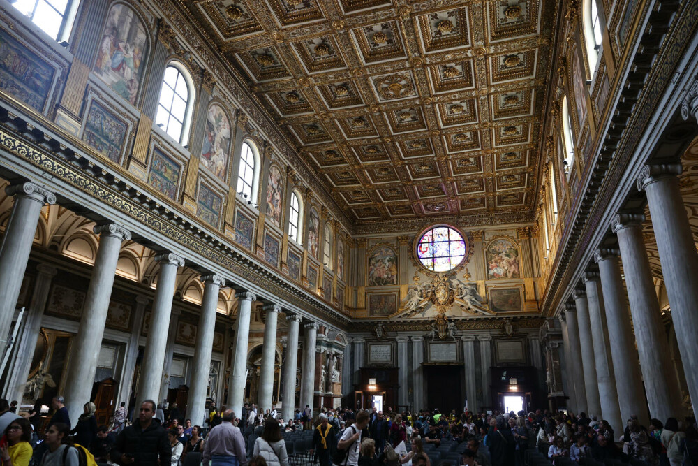 Cozi uriașe la Vatican. Imagini emoționante cu miile de credincioși care i-au adus un omagiu lui Papa Francisc. GALERIE FOTO - Imaginea 10