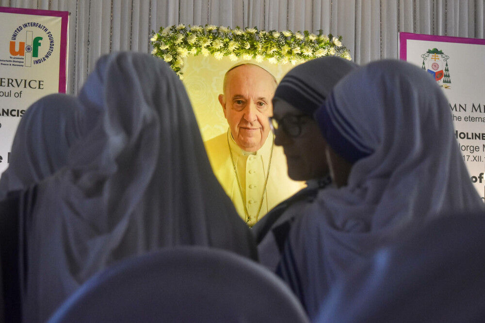 Cozi uriașe la Vatican. Imagini emoționante cu miile de credincioși care i-au adus un omagiu lui Papa Francisc. GALERIE FOTO - Imaginea 11