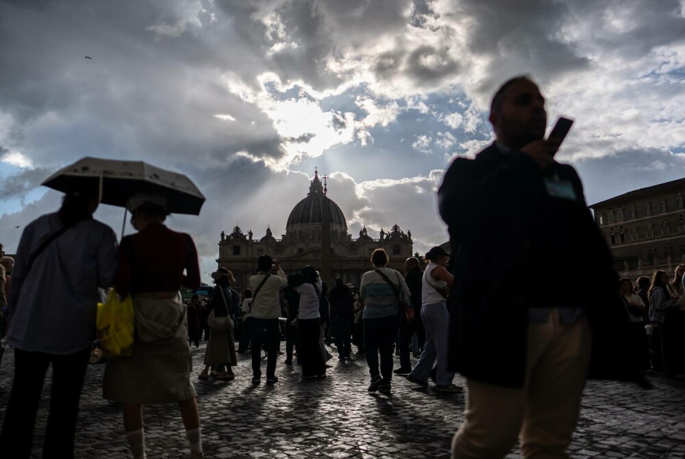 Cozi uriașe la Vatican. Imagini emoționante cu miile de credincioși care i-au adus un omagiu lui Papa Francisc. GALERIE FOTO - Imaginea 12