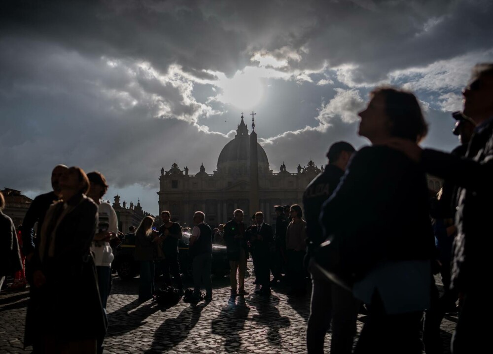 Cozi uriașe la Vatican. Imagini emoționante cu miile de credincioși care i-au adus un omagiu lui Papa Francisc. GALERIE FOTO - Imaginea 13