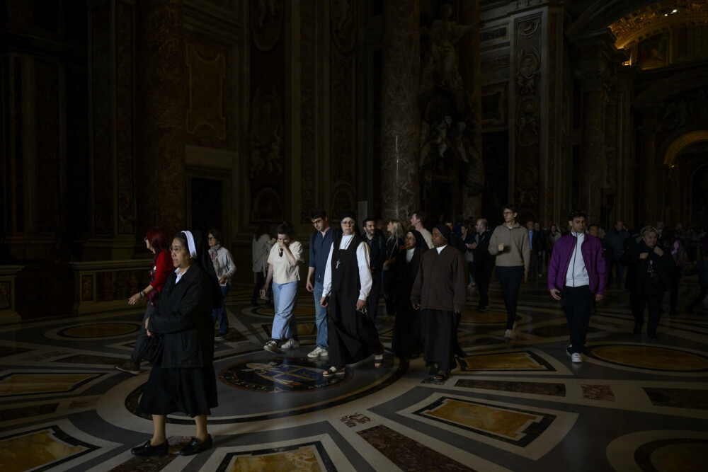 Cozi uriașe la Vatican. Imagini emoționante cu miile de credincioși care i-au adus un omagiu lui Papa Francisc. GALERIE FOTO - Imaginea 14