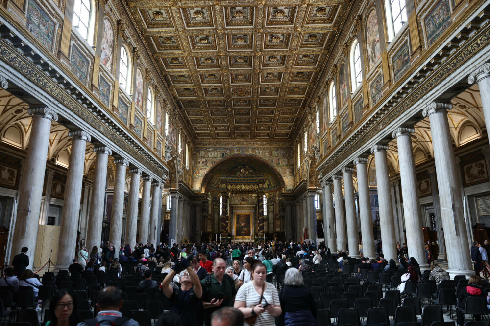 Cozi uriașe la Vatican. Imagini emoționante cu miile de credincioși care i-au adus un omagiu lui Papa Francisc. GALERIE FOTO - Imaginea 15