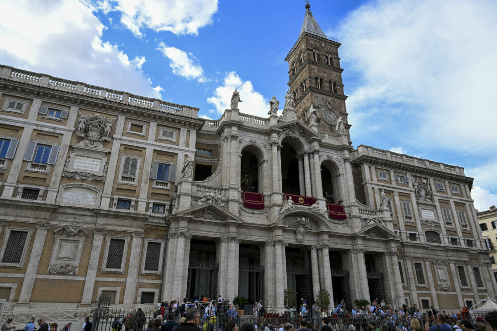 Cozi uriașe la Vatican. Imagini emoționante cu miile de credincioși care i-au adus un omagiu lui Papa Francisc. GALERIE FOTO - Imaginea 17