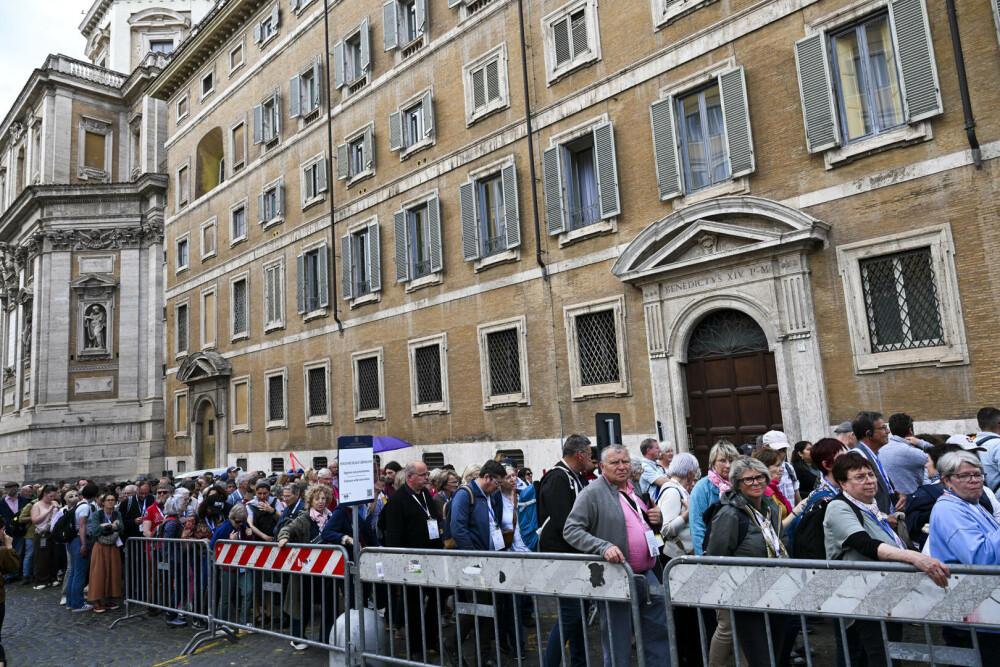 Cozi uriașe la Vatican. Imagini emoționante cu miile de credincioși care i-au adus un omagiu lui Papa Francisc. GALERIE FOTO - Imaginea 18