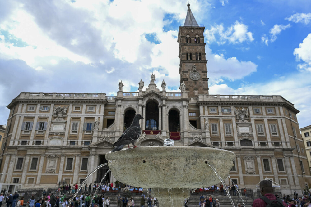 Cozi uriașe la Vatican. Imagini emoționante cu miile de credincioși care i-au adus un omagiu lui Papa Francisc. GALERIE FOTO - Imaginea 20