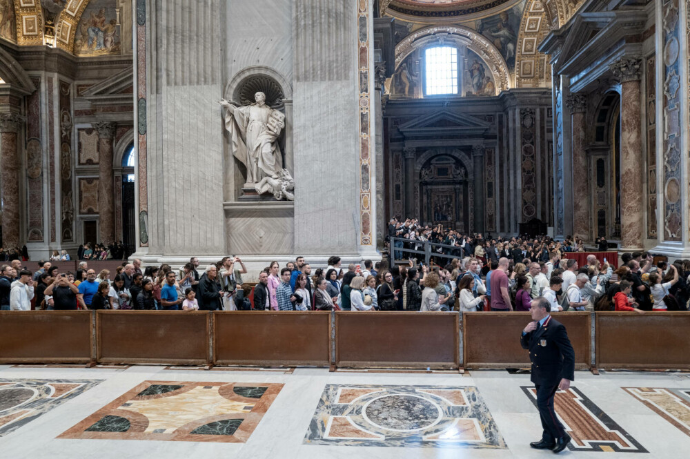 Cozi uriașe la Vatican. Imagini emoționante cu miile de credincioși care i-au adus un omagiu lui Papa Francisc. GALERIE FOTO - Imaginea 21