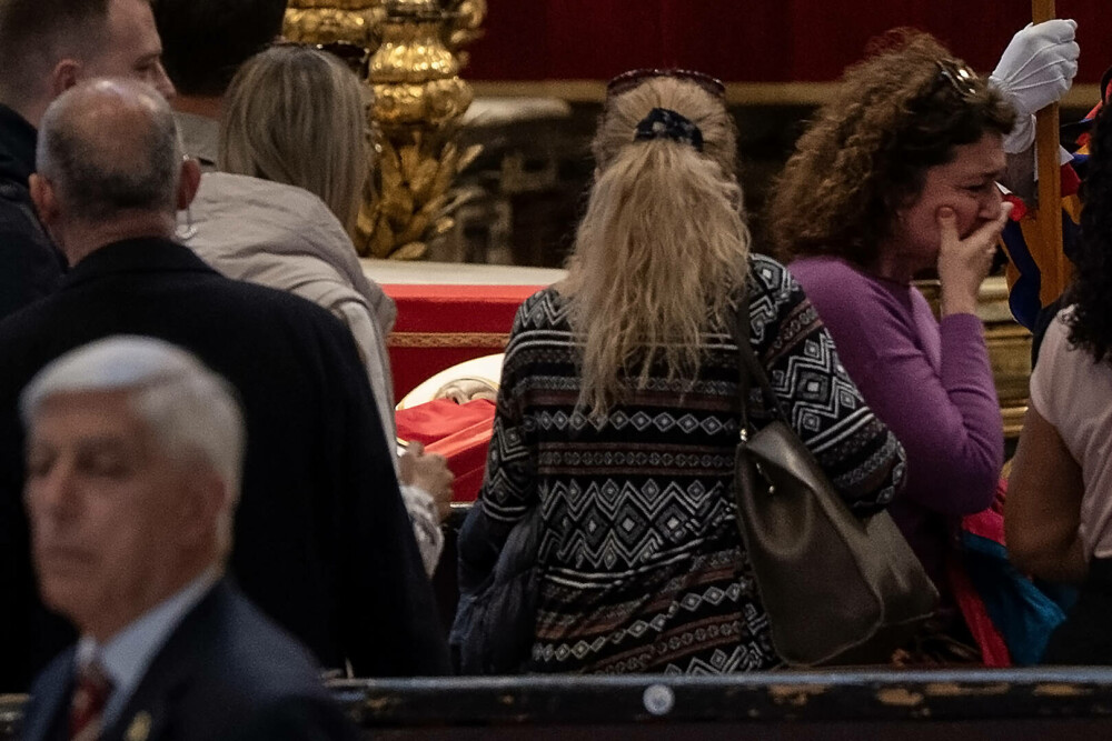 Cozi uriașe la Vatican. Imagini emoționante cu miile de credincioși care i-au adus un omagiu lui Papa Francisc. GALERIE FOTO - Imaginea 22