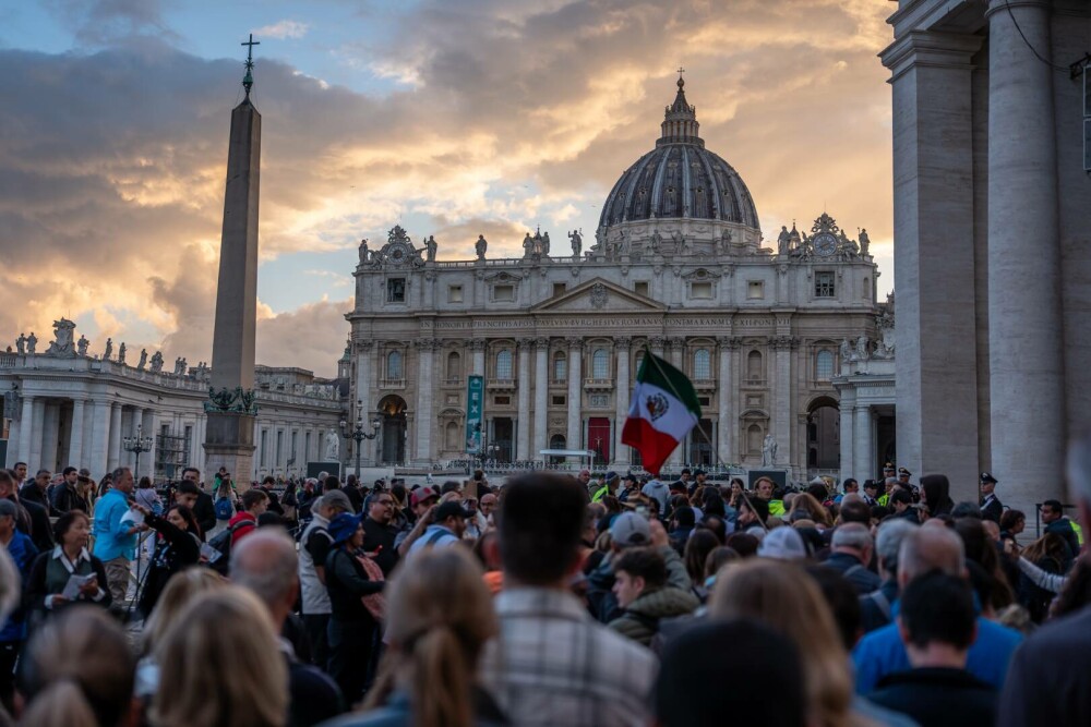 Cozi uriașe la Vatican. Imagini emoționante cu miile de credincioși care i-au adus un omagiu lui Papa Francisc. GALERIE FOTO - Imaginea 23