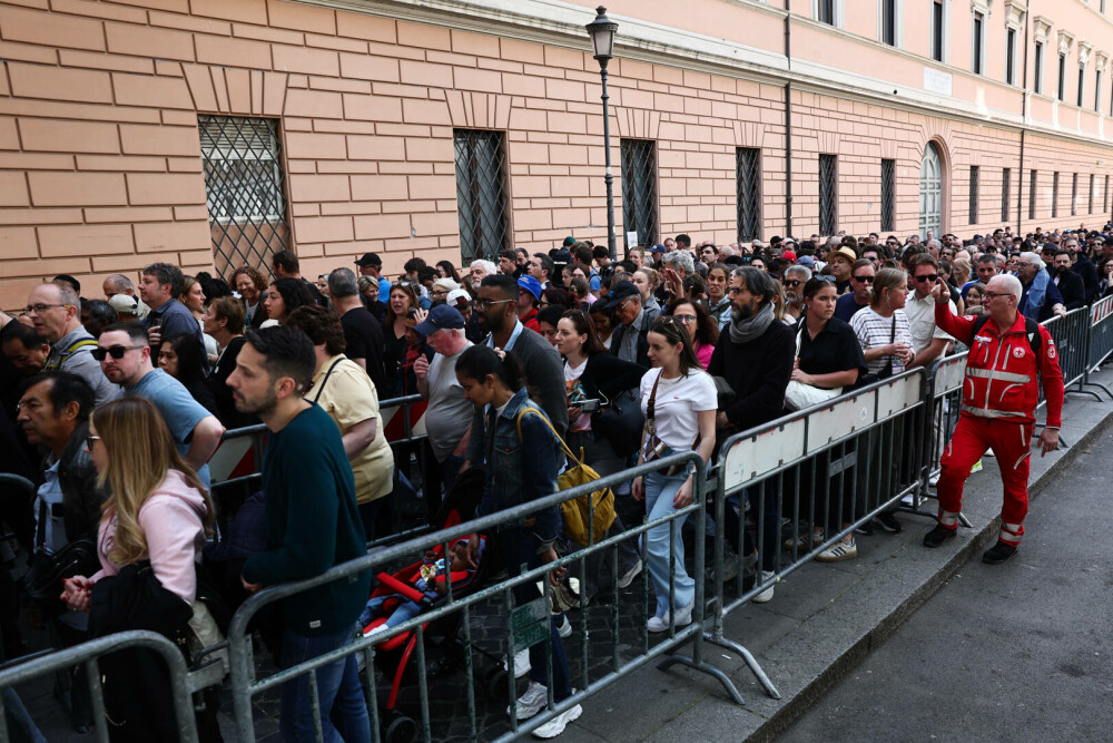 Cozi uriașe la Vatican. Imagini emoționante cu miile de credincioși care i-au adus un omagiu lui Papa Francisc. GALERIE FOTO - Imaginea 24