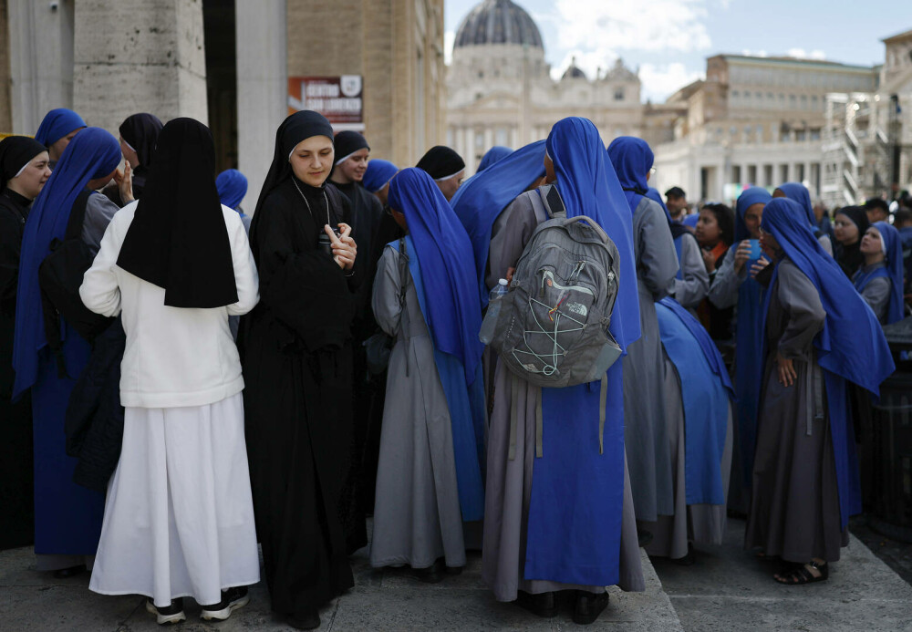 Cozi uriașe la Vatican. Imagini emoționante cu miile de credincioși care i-au adus un omagiu lui Papa Francisc. GALERIE FOTO - Imaginea 26