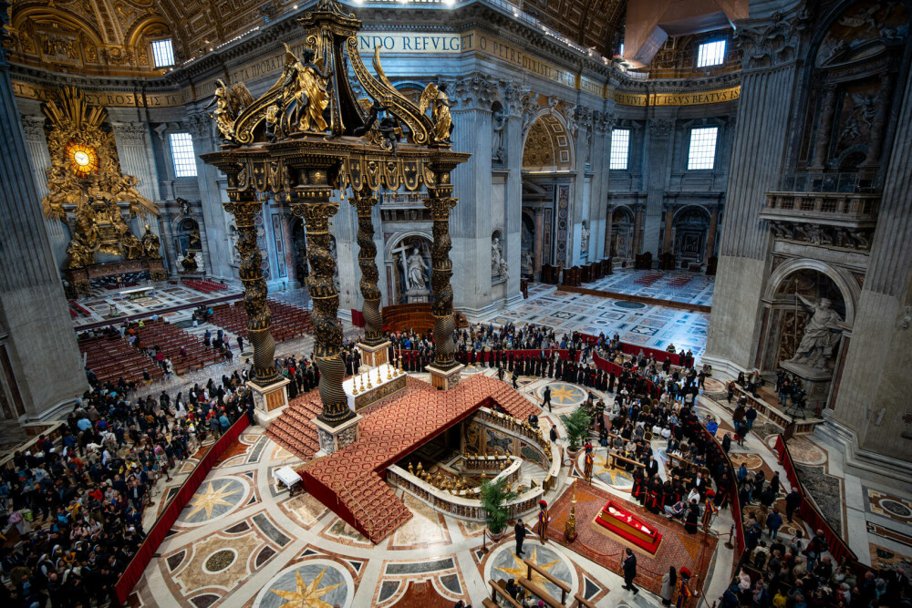 Cozi uriașe la Vatican. Imagini emoționante cu miile de credincioși care i-au adus un omagiu lui Papa Francisc. GALERIE FOTO - Imaginea 27