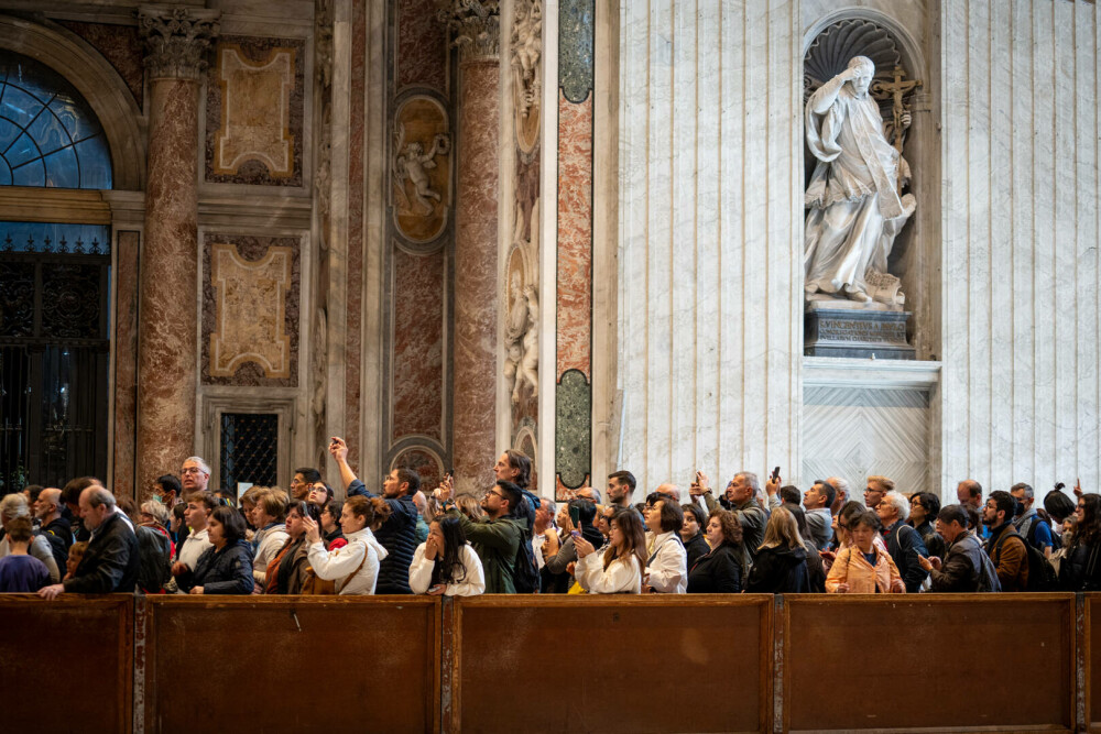 Cozi uriașe la Vatican. Imagini emoționante cu miile de credincioși care i-au adus un omagiu lui Papa Francisc. GALERIE FOTO - Imaginea 28