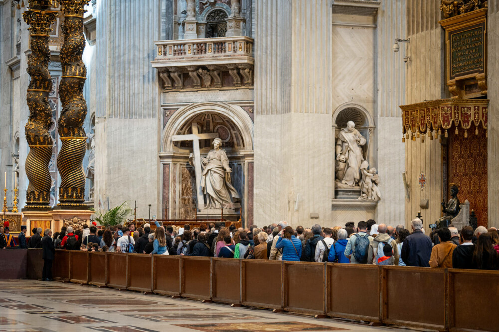 Cozi uriașe la Vatican. Imagini emoționante cu miile de credincioși care i-au adus un omagiu lui Papa Francisc. GALERIE FOTO - Imaginea 30