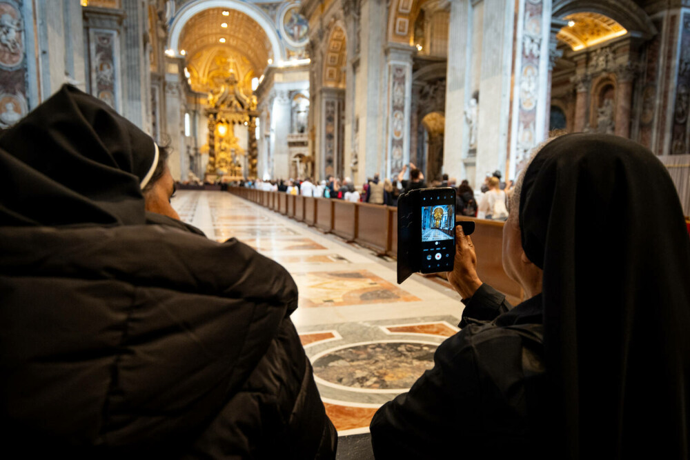 Cozi uriașe la Vatican. Imagini emoționante cu miile de credincioși care i-au adus un omagiu lui Papa Francisc. GALERIE FOTO - Imaginea 31