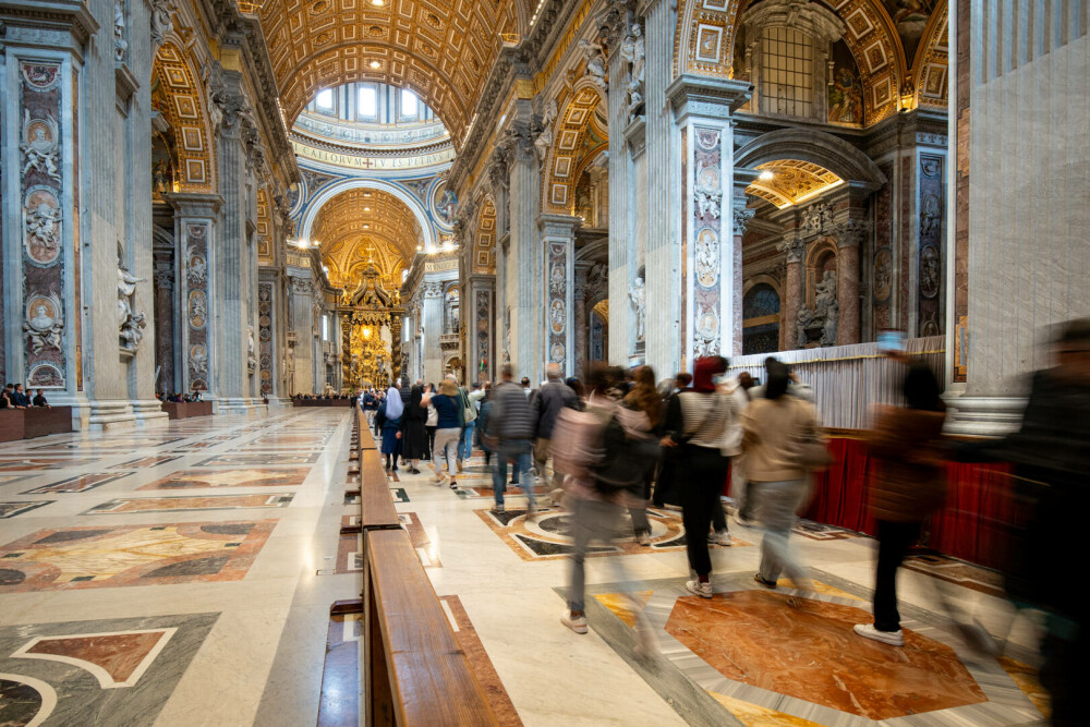 Cozi uriașe la Vatican. Imagini emoționante cu miile de credincioși care i-au adus un omagiu lui Papa Francisc. GALERIE FOTO - Imaginea 32