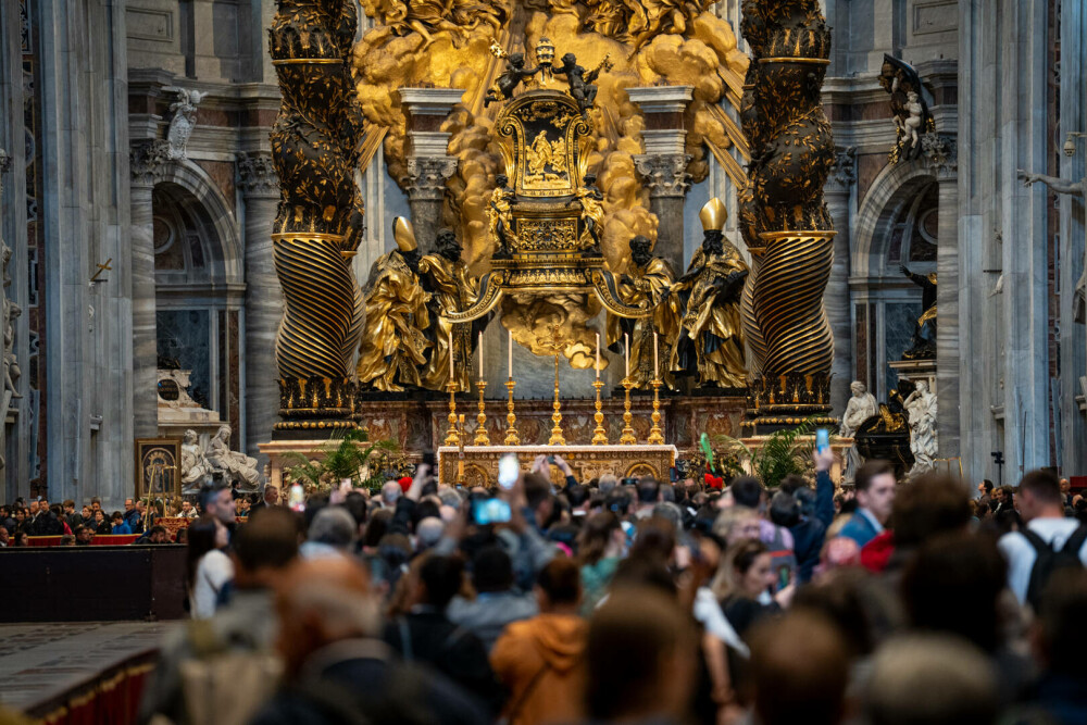 Cozi uriașe la Vatican. Imagini emoționante cu miile de credincioși care i-au adus un omagiu lui Papa Francisc. GALERIE FOTO - Imaginea 33
